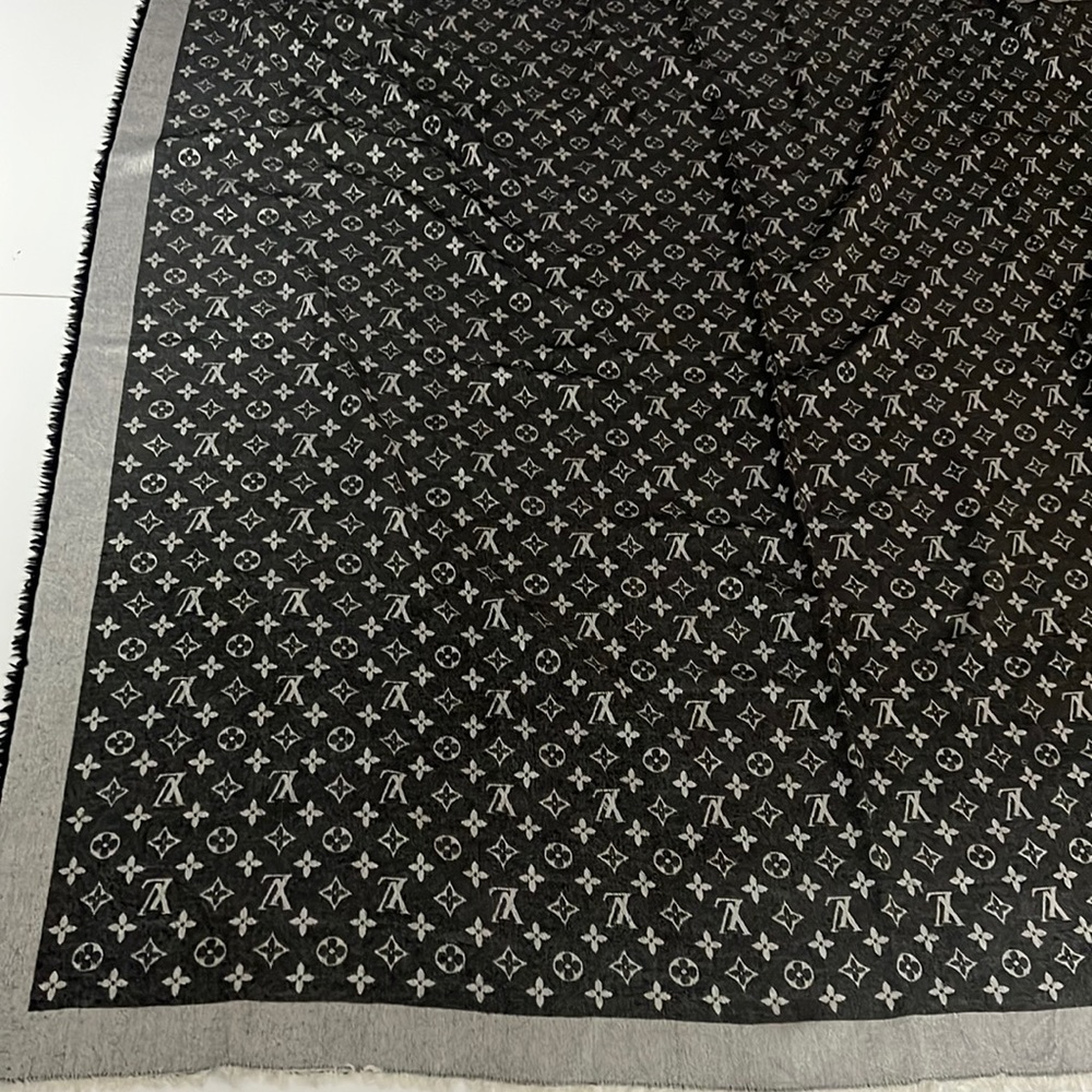 Louis Vuitton Monogram Denim shawl silk 100% authentic